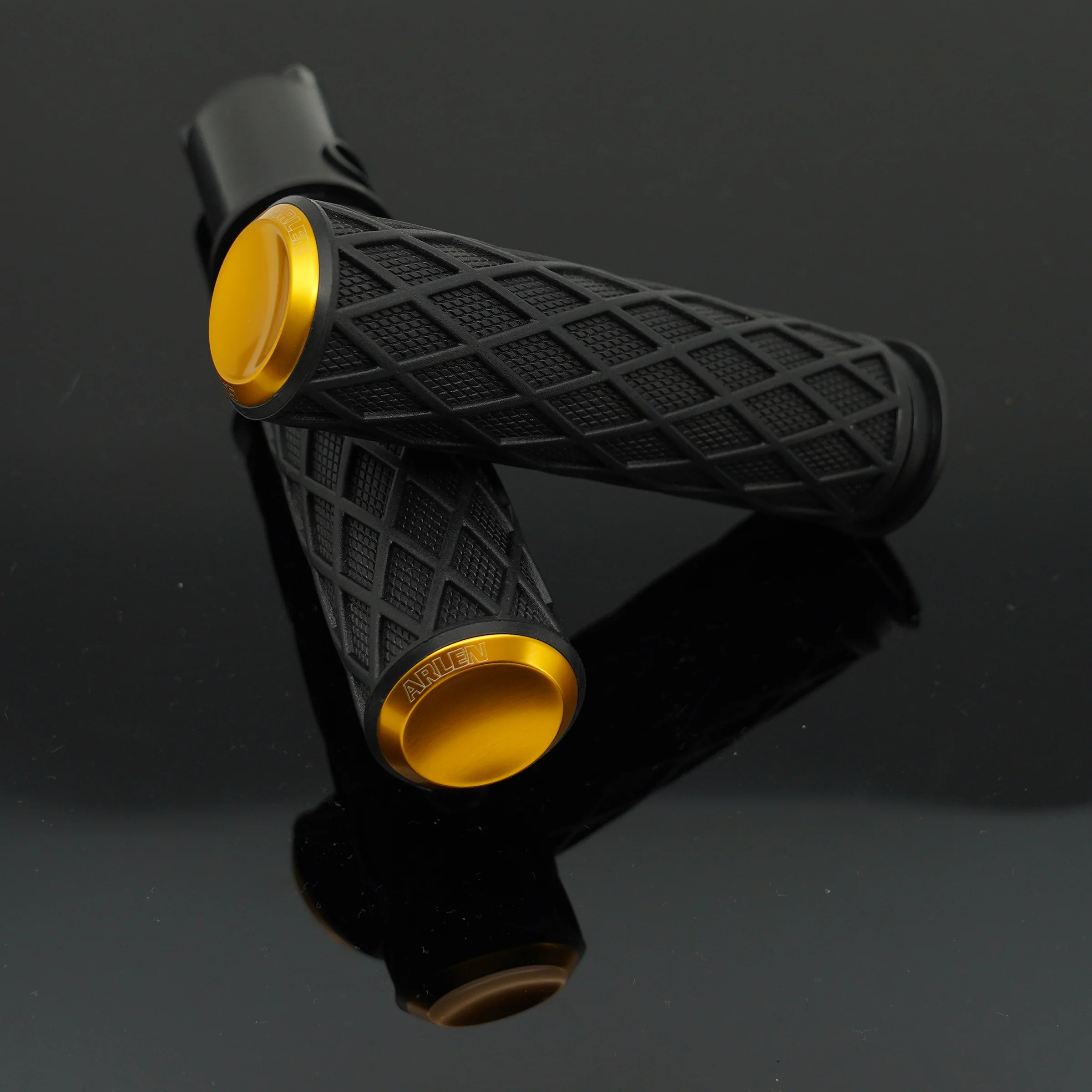 Diamond Grips, Gold - Image 3