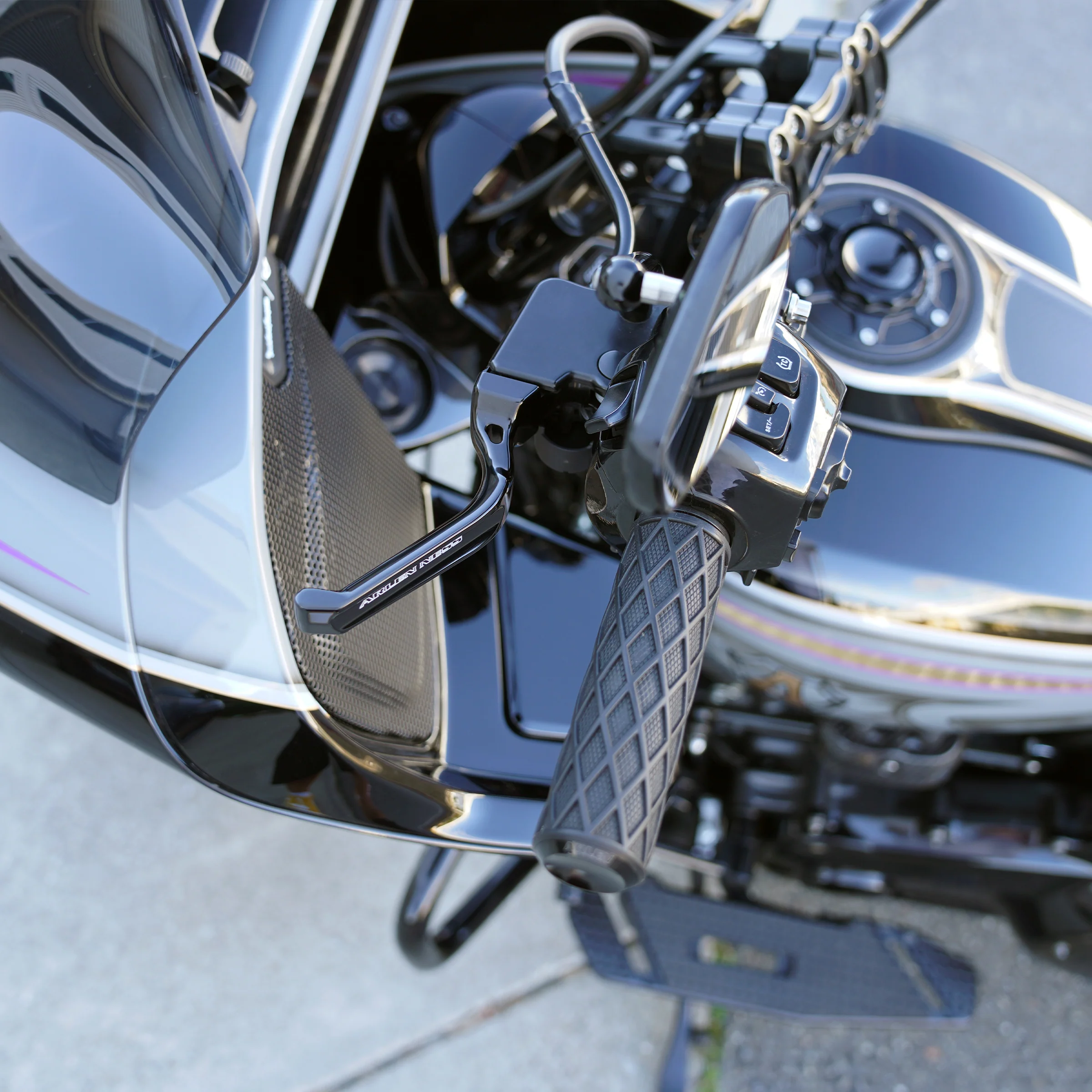 Method® Hand Levers for 2024-up Touring, Black - Image 4