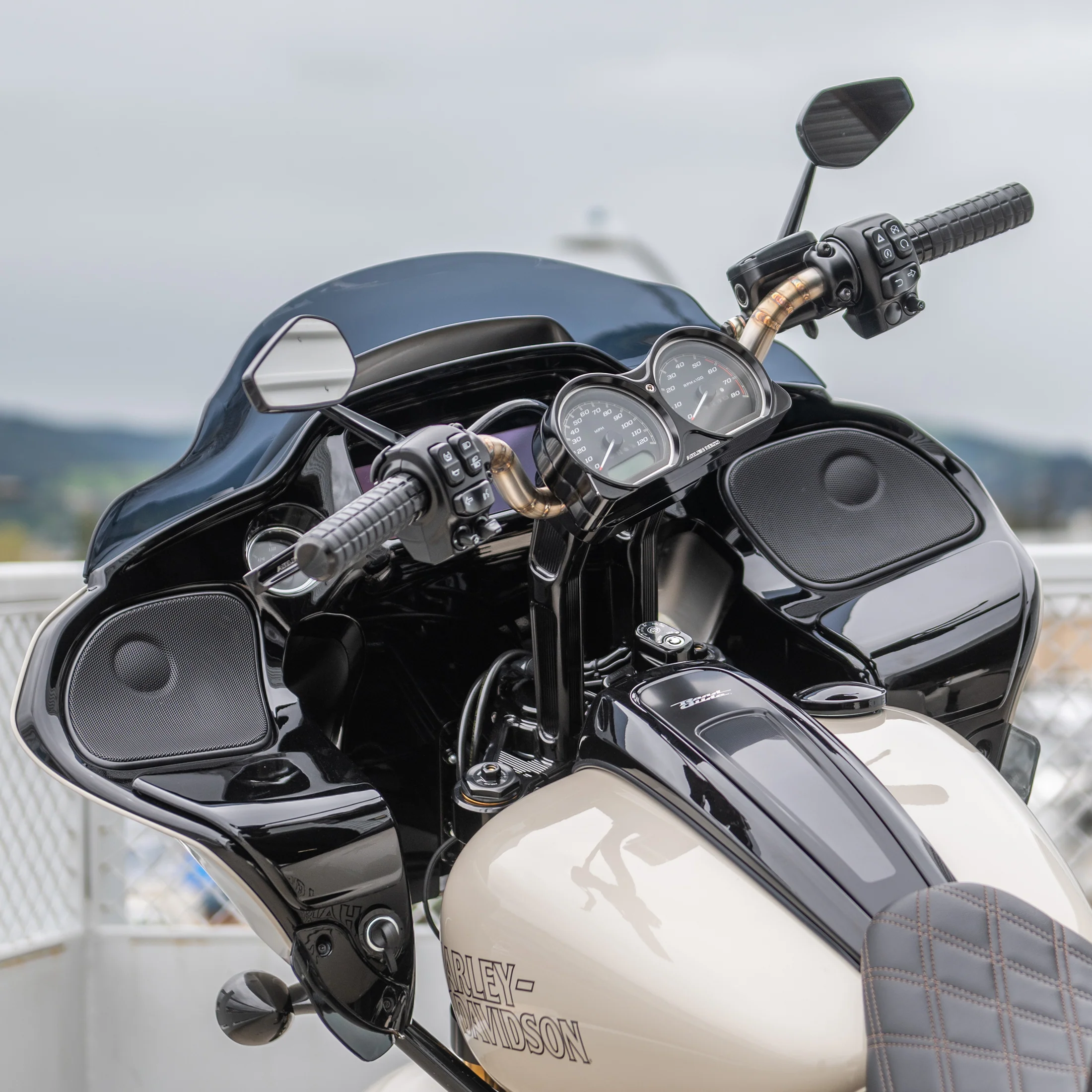 Method® Bagger Kickback Risers, Black - Image 7