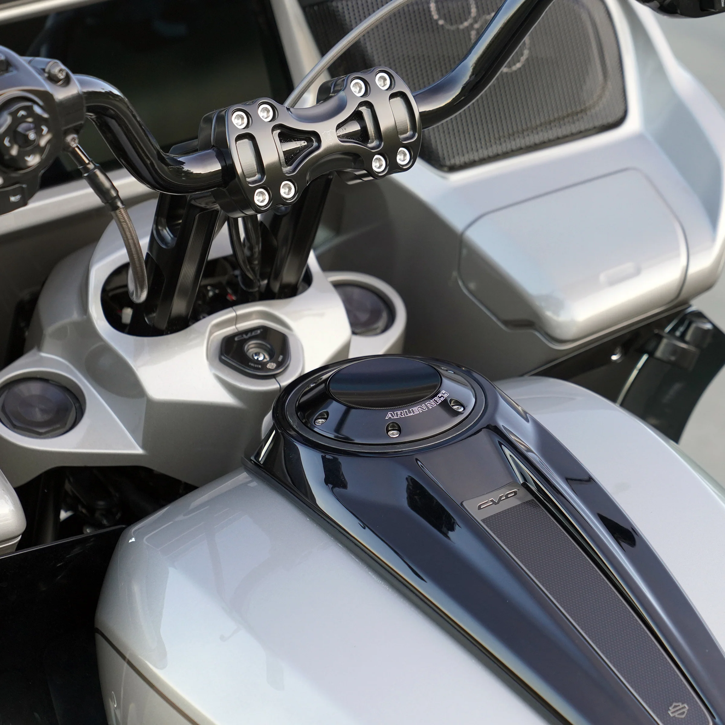 Pop-Up Gas Caps for 2024-up Touring, Black - Image 5